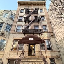 Building Photo - 202 28th St