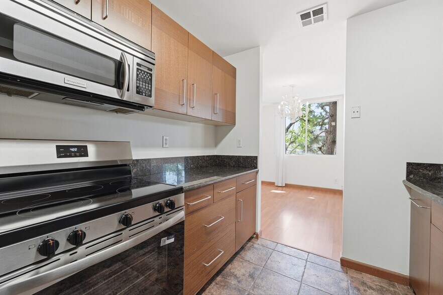 Building Photo - 100 S Doheny Dr