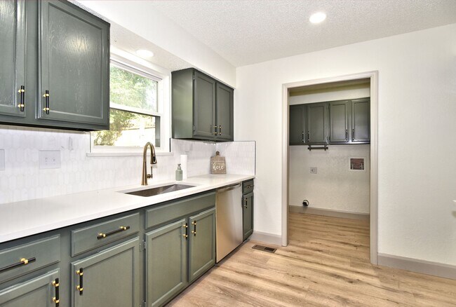 Building Photo - Updated 2 bed, 2 bath townhouse with 1,788...