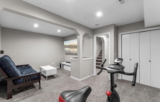 Building Photo - Elegant 3-Bed Single Family with Fireplace & Hardwood Floors in Shakopee – 2345 Sq Ft of Comfort