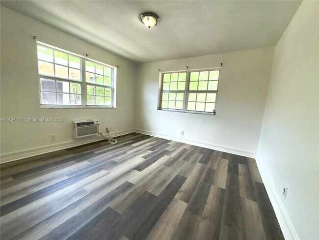 Building Photo - 1241 Normandy Dr