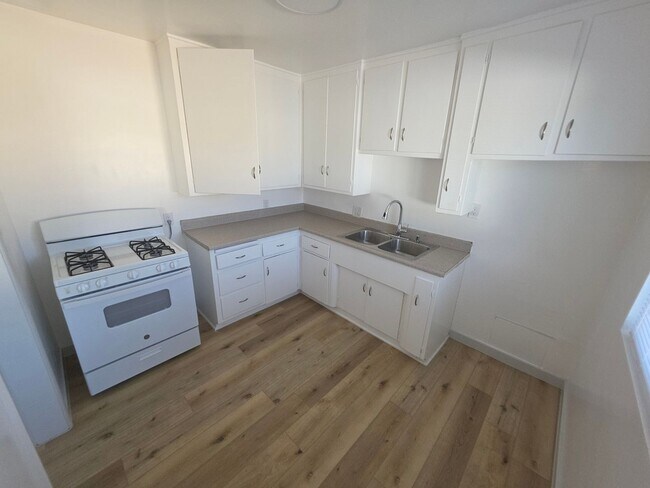 Interior Photo - 4028 Perlita Ave