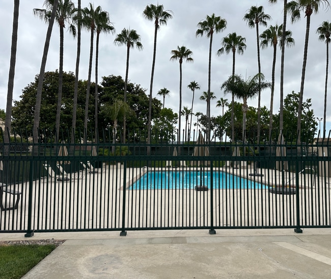 Building Photo - 3BR/2.5BA Two Story Condo Available