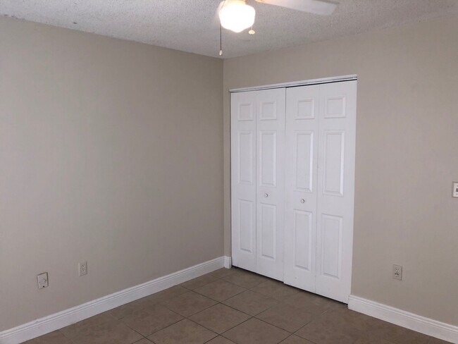 Building Photo - Spacious 2 Bedroom, 1 Bathroom Condo