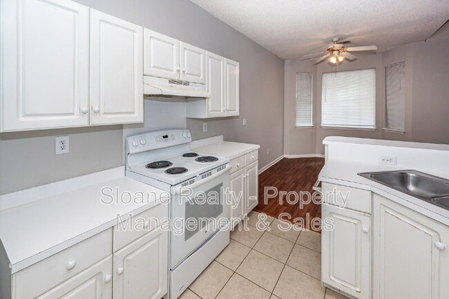 Building Photo - 1584 Kentwood Cir
