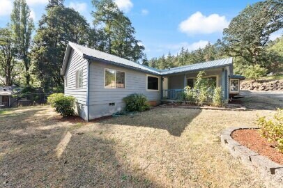 Building Photo - Spacious home with outbuilding