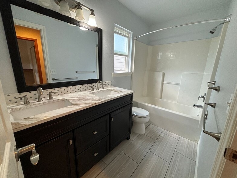 Building Photo - Spacious 4-Bedroom Family Home in Creeksid...