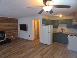 Building Photo - Comfortable Mountain Living in Twain Harte...