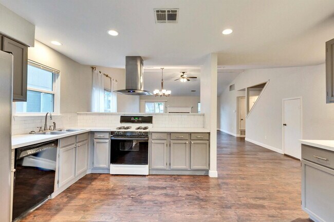 Building Photo - 9706 Moorberry St