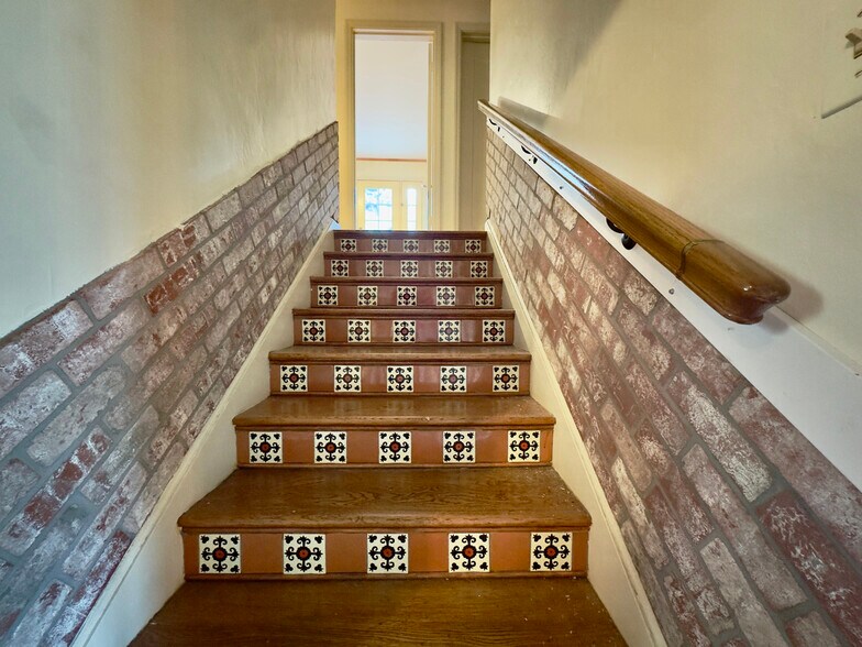 Building Photo - 645 Jean St