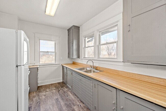 Building Photo - 1024 Steuben St