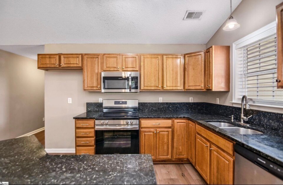 Building Photo - 27 Sweetland Ct