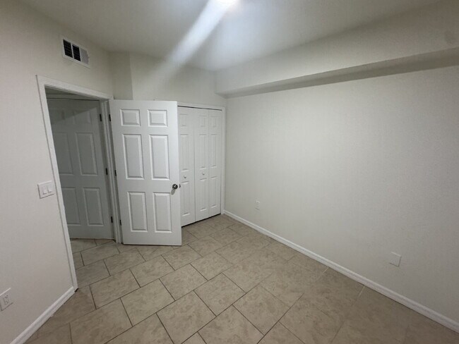 Building Photo - "Charming 3-Bed, 2-Bath Gem in Riverview –...