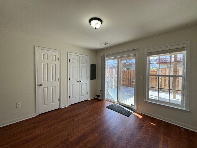 Building Photo - Stunning 3 Bed 3.5 Bath End Unit Townhome In Powells Run Village