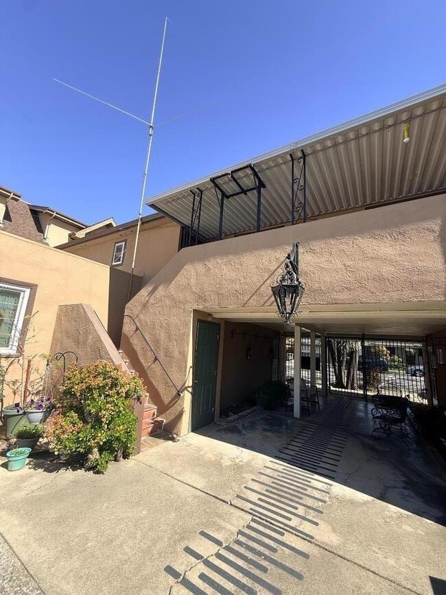 Building Photo - 666 Hope St