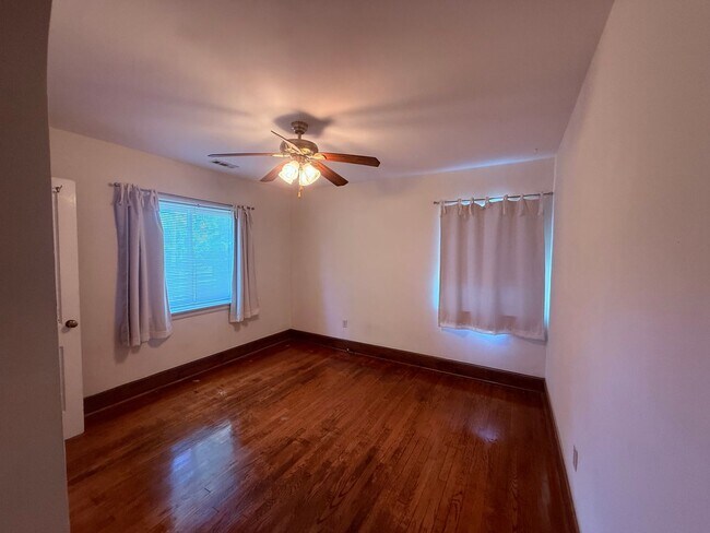 Building Photo - Pet Friendly 3 Bedroom, 2 Bath Home with Hardwood Floors