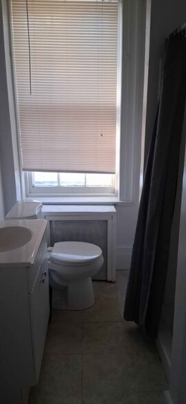 Building Photo - 204 Main St