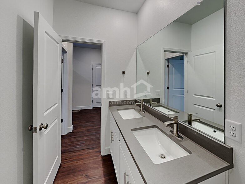 Building Photo - 15052 W 82nd Pl