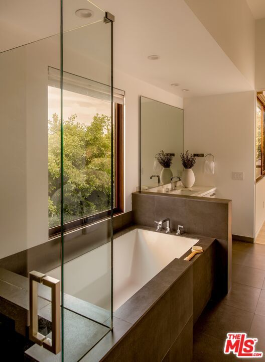 Building Photo - 3218 Maplewood Ave