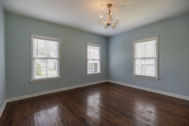 Building Photo - 215 W Jessamine Ave