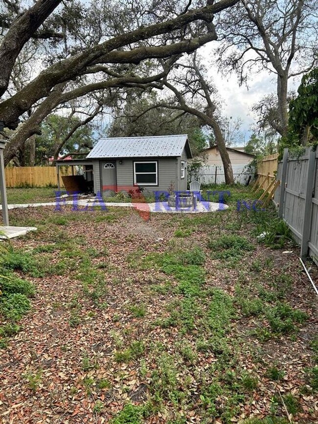 Building Photo - **3/2 lovely home with separate 1/1 In law suite**