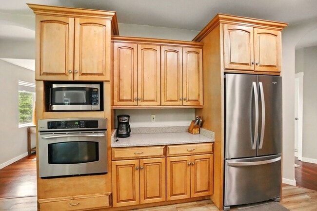 Building Photo - Short Term Rental! Beautiful Fully furnished 4 bedroom 2.5 bath