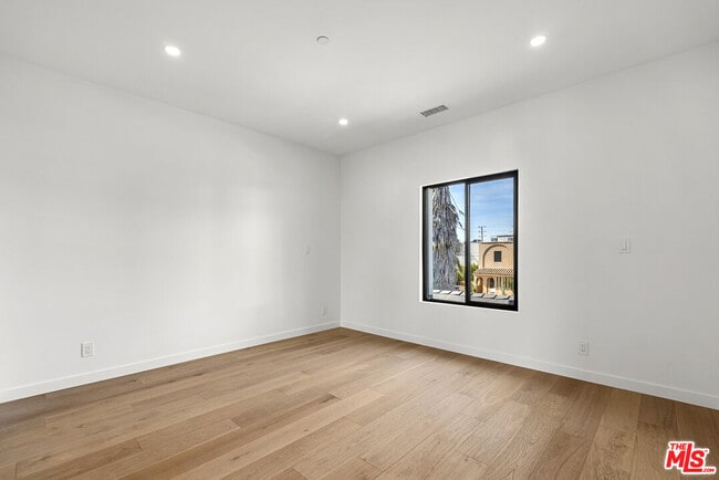 Building Photo - 822 N Orange Grove Ave