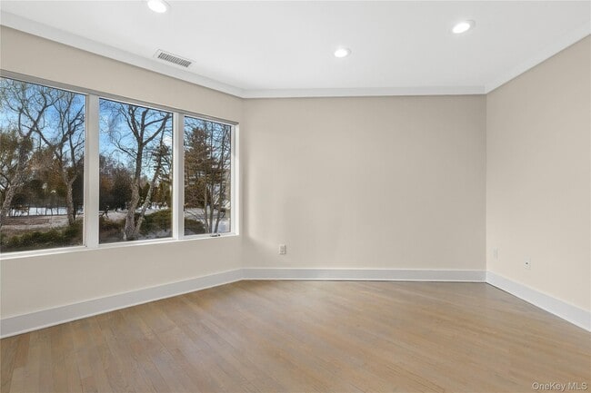 Building Photo - 301 S Ridge St