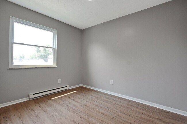 Building Photo - 2205 Clarendon Ln