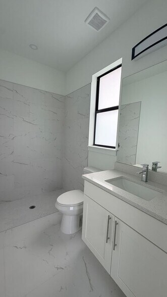 Building Photo - 1103 Dean St E