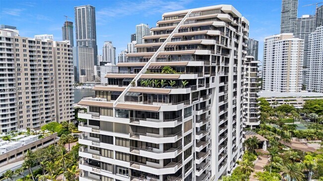 Building Photo - 520 Brickell Key Dr