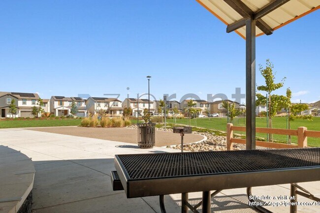 Building Photo - 3335 Cascade Dr