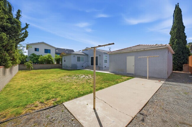 Building Photo - Spacious private backyard!