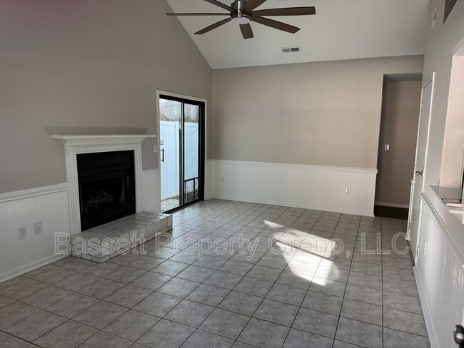 Building Photo - 1739 River Front Dr