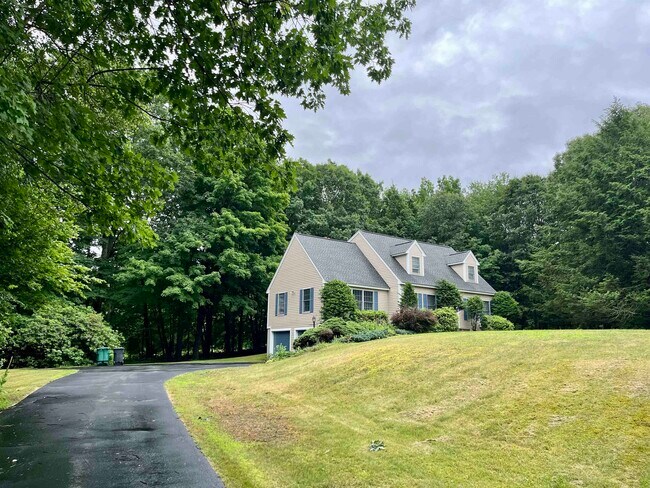 Building Photo - 10 Forest Dr