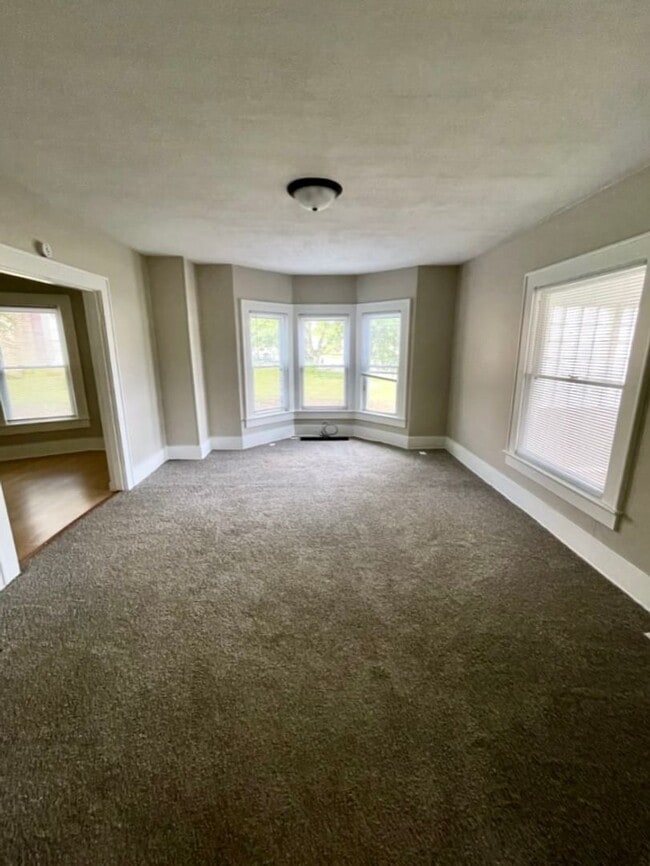 Building Photo - Spacious 3Bd; 1Ba Single Family Home