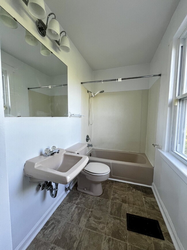 Building Photo - One Bedroom / One Bath Home on Large Lot
