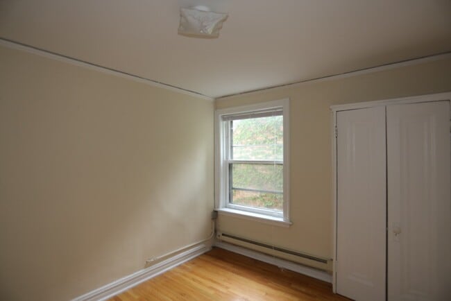 Building Photo - 533 W Roscoe St