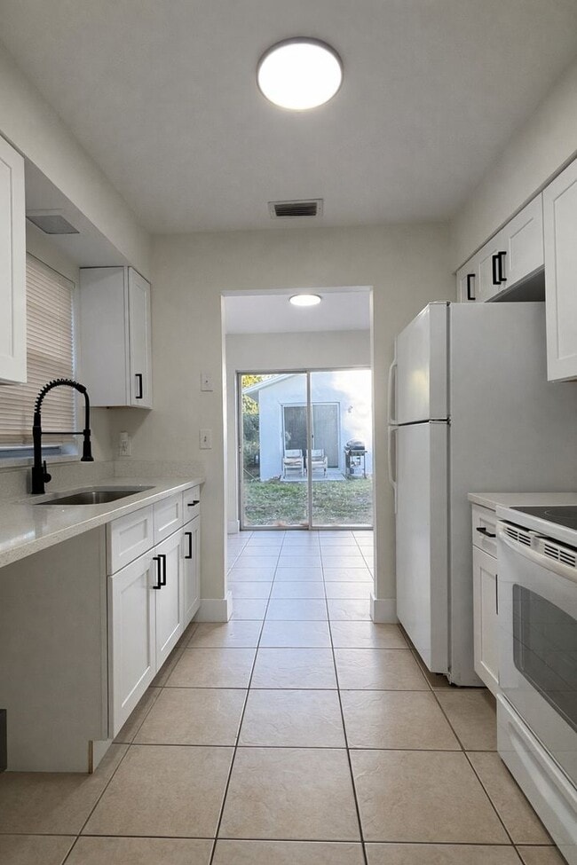 Building Photo - 4265 Desoto Ave