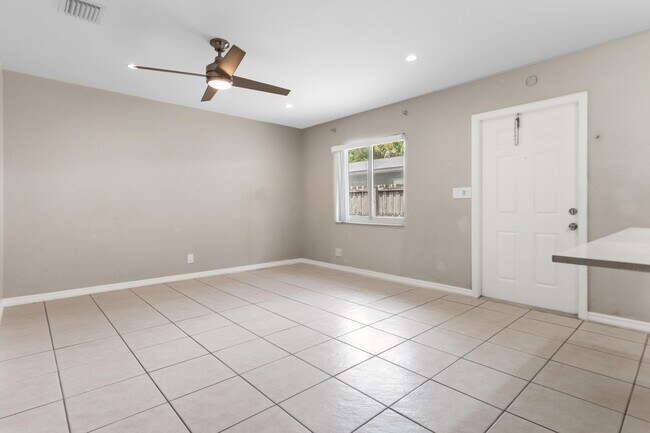 Building Photo - 709 SW 13th Ave