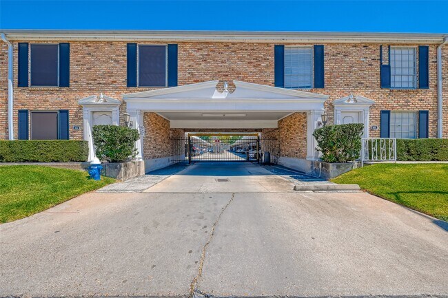 Building Photo - 2101 Fountain View Dr