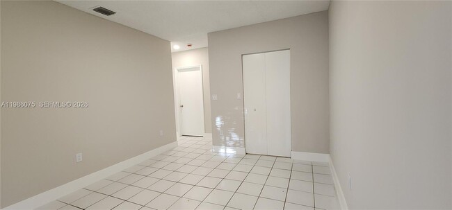 Building Photo - 800 SW 10th Ave