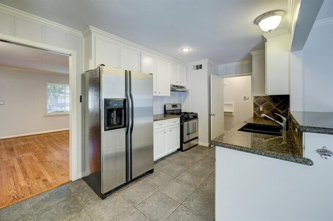 Building Photo - 7519 Schiller-