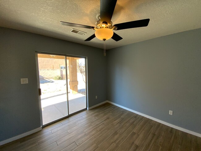 Building Photo - 3 Bedroom + Loft & Bonus Room Available Ne...