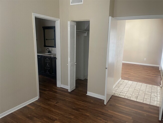 Building Photo - 2121 El Paseo St