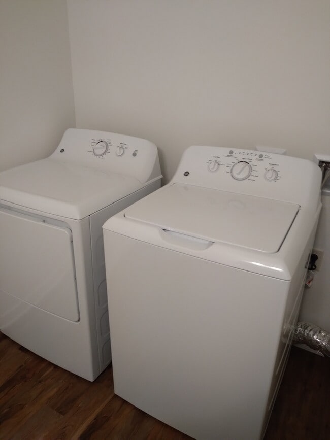 Building Photo - 2819 Hidden Dr