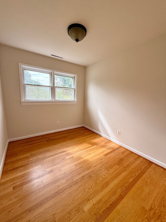 Building Photo - Bright & Spacious Home in the City