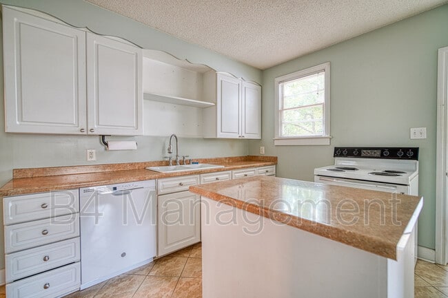 Building Photo - 534 Lucerne Dr