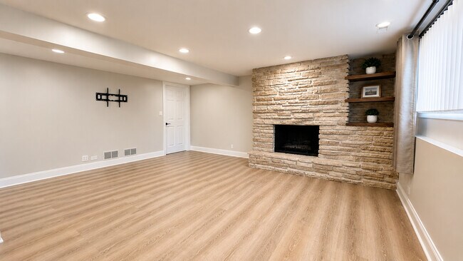 Building Photo - 602 S Carol Ln