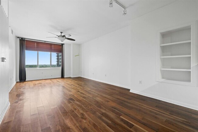 Building Photo - 54 Rainey St